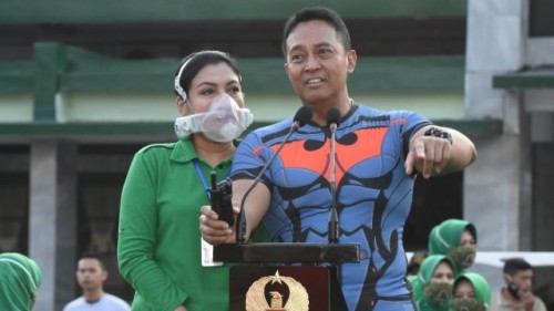 KSAD Jenderal Andika Perkasa dan istri (Sumber foto: Dispenad)