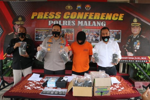 Kapolres Malang AKBP Hendri Umar saat merilis ungkap kasus tentang penyalahgunaan narkotika di Mapolres Malang, Senin (6/7/2020). (Foto: Humas Polres Malang)
