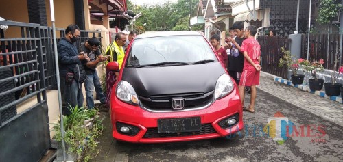 Mobil milik terduga pelaku tindak pidana yang ditinggal di depan rumah warga (foto : Moh. Ali Makrus / Jatim TIMES)