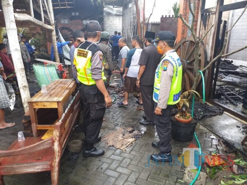 Polisi melakukan olah TKP di lokasi kebakaran gudang kerajinan tempurung kelapa di Tanjungsari