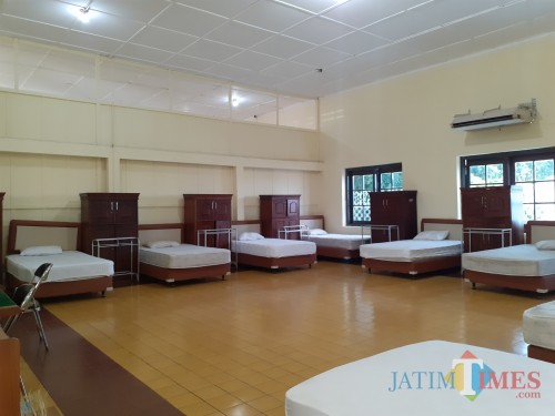 Suasana ruang kamar di rumah isolasi untuk pasien covid-19 yang berada di Jl Kawi Kota Malang. (Arifina Cahyanti Firdausi/MalangTIMES).
