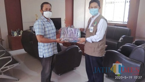 Danisworo, Camat Muncar Menyerahkan Bantuan Disinfektan Bagi Masyarakat-Nurhadi Banyuwangi Jatim Times