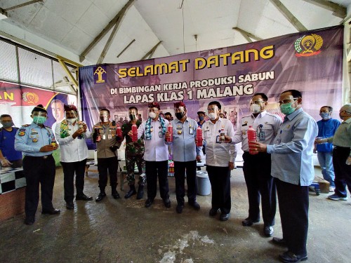 Dirjen Pemasyarakatan Reynhard SP Silitonga (bersyal) saat mengunjungi Lapas Klas 1 Malang (Ist)