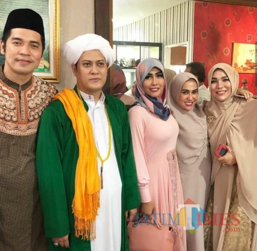 Gus Anom bersama dengan para artis