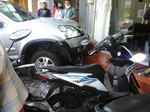 Kondisi mobil usai menabrak rolling door salon karena pengemudi diduga salah injak pedal gas (Ist)