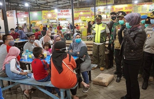 Wali Kota Batu Dewanti Rumpoko saat melakukan sosialisasi kepada pengunjung di Food Court Alum-Alun Kota Batu beberapa saat lalu. (Foto: Humas Pemkot Batu)