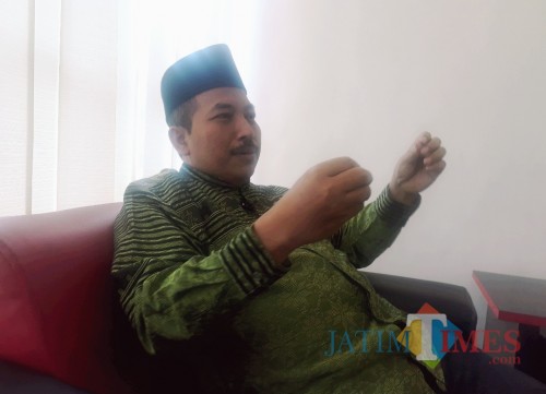 Bakal Calon Bupati Malang, Dokter Umar Usman saat disela-sela acara Times Talk di Studio MalangTimes, Rabu (1/7/2020). (Foto: Tubagus Achmad/MalangTimes)