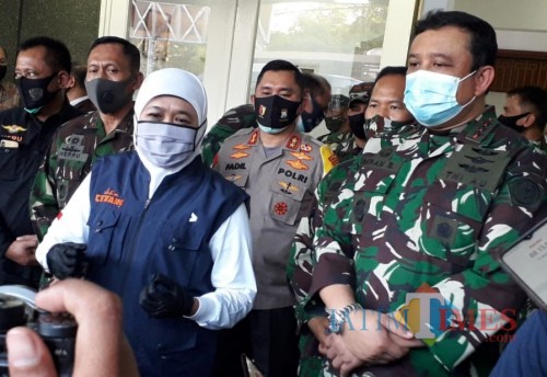 Gubernur Jatim Khofifah ketika di RS darurat