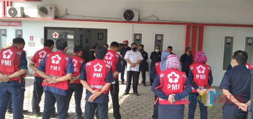 Ketua PMI Cabang Jember H. EA Zaenal Marzuki saat melepas tim promkes (Gufron / Jatim TIMES)