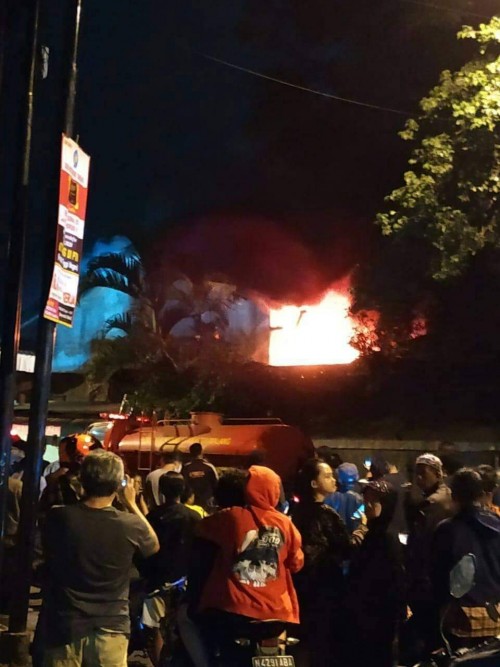 Nampak kobaran api yang membakar gudang begitu besar hingga menjadi tontonan warga (Ist)