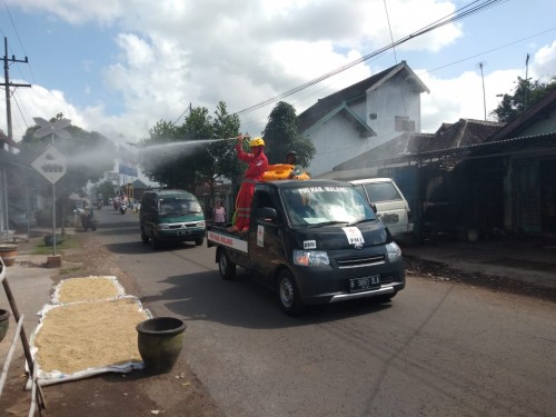 Tim Satgas Covid-19 Kabupaten Malang sedang melakukan penyemprotan desinfektan di beberapa wilayah Kecamatan Kepanjen, Kabupaten Malang, Rabu (8/7/2020).