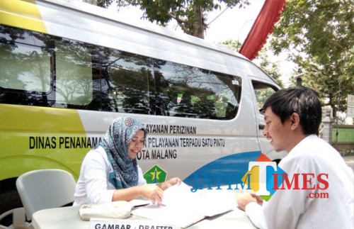 Layanan mobil keliling Disnaker-PMPTSP Kota Malang sebelum pandemi covid-19. (Pipit Anggraeni/MalangTIMES).
