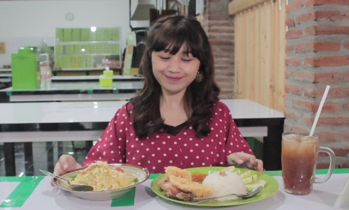 Mencoba kuliner khas Jogja di Warung Mbok Udi. (Foto: Yogi/MalangTIMES)