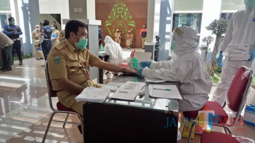 Tenaga kesehatan saat melakukan rapid test di Pendapa Balai Kota Among Tani, beberapa saat lalu. (Foto: MalangTIMES)