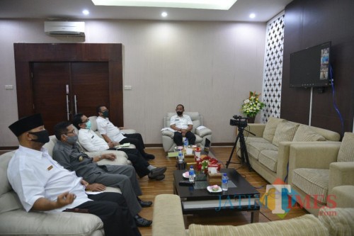 Wakil Bupati Jember Drs KH A. Muqit Arief saat mengikuti sosialisasi Empat Pilar Kebangsaan oleh MPR RI secara virtual. (foto : istimewa / Jatim TIMES)