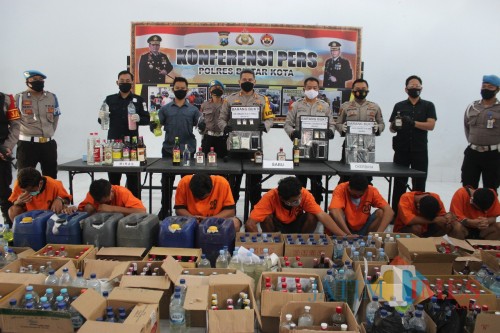 7 tersangka kasus narkoba dan ratusan botol miras diamankan Polres Blitar Kota demi terciptanya kamtibmas.(Foto : Aunur Rofiq/BlitarTIMES)