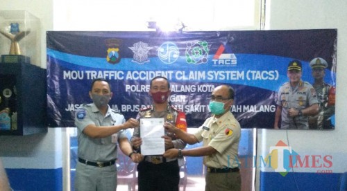 AKP Ramadhan Nasution (tengah) saat MoU dengan rumah sakit. (Satlantas Polresta Malang Kota)