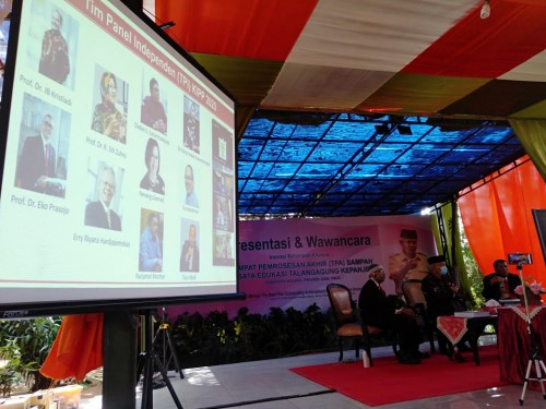 Bupati Malang HM. Sanusi sedang mempresentasikan inovasi dari TPA Wisata Edukasi Talangagung kepada tim panelis KIPP dari Kemen PAN-RB, Jumat (10/7/2020).