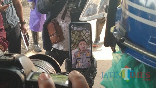 Kapolri melakukan video call langsung dengan personel Polresta Malang Kota yang menjadi relawan dalam pemulasaraan jenazah. (Ist)