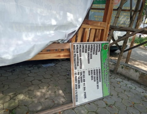 Papan informasi pembangunan proyek di Desa Ngadirejo, Kabupaten Madiun