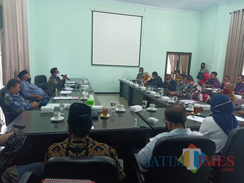 Rapat Dengar Pendapat Komisi A DPRD Jombang bersama PPDI Jombang dan Pemkab Jombang. (Foto : Adi Rosul / JombangTIMES)