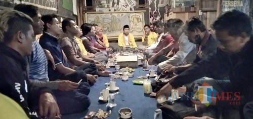 Sejumlah pengurus DPC Partai Berkarya saat menggelar pertemuan di rest area Jubung (foto : Moh. Ali Makrus / Jatim TIMES)