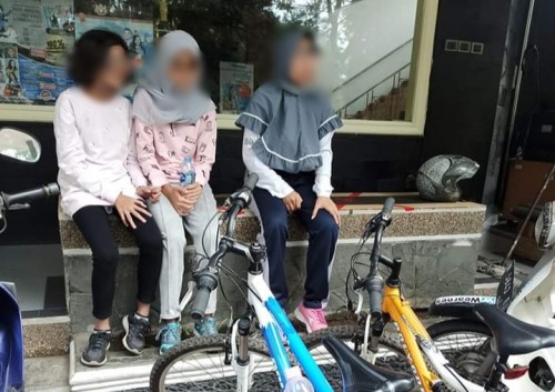Korban dan temannya yang sedang menunggu dijemput pihak keluarga di depan kampus Wearnes (Istimewa)