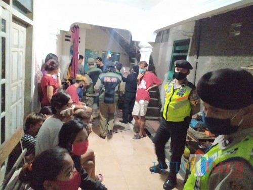 Petugas gabungan saat mengamankan pasangan bukan suami istri di sejumlah rumah indekos di Kota Blitar