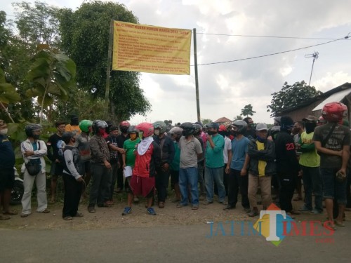Puluhan warga pasang Maklumat di dekat yayasan Imam Syafi'i desa Tapan Kedungwaru / Foto : Anang Basso / Tulungagung TIMES