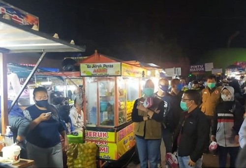 Wali Kota Batu Dewanti Rumpoko saat sidak di Alun-Alun Kota Batu. (Foto: Humas Pemkot Batu)