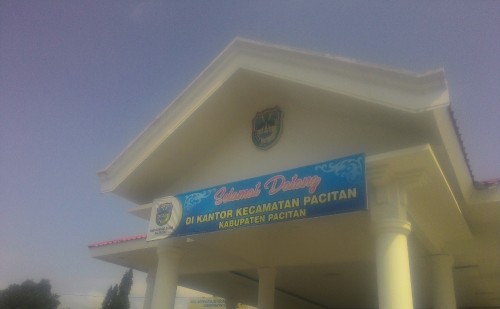 Tampak depan papan kantor Kecamatan Pacitan kota.