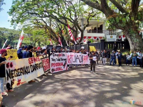Suasana Seruan Aksi Mahasiswa (Serama) yang diikuti BEM Malang Raya (Anggara Sudiongko/MalangTIMES)