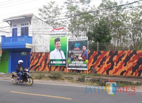 Banner Umar Usman yang telah terpasang di pertigaan Pakisaji tepatnya di seberang Puskesmas Pakisaji, Senin (13/7/2020). (Foto: Tubagus Achmad/MalangTimes)