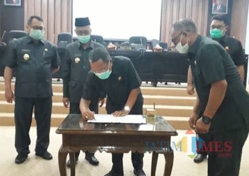 Foto muhlis/jatimtimes/penandatanganan raperda