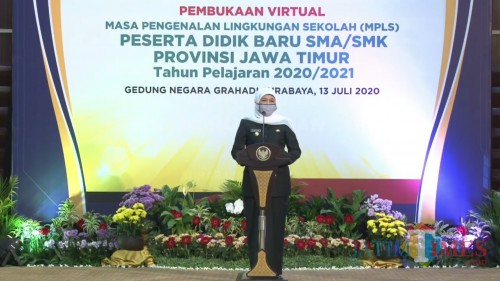 Gubernur Jatim, Khofifah Indar Parawansa saat pembukaan MPLS SMA/SMK se-Jawa Timur. (Foto: Ima/MalangTIMES)