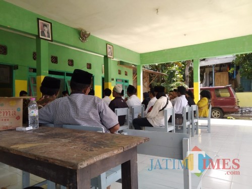 Pemuda Desa Karduluk, Kecamatan Pragaan, Kabupaten Sumenep saat menggelar audiensi di balai desa setempat (ist/ JatimTIMES)