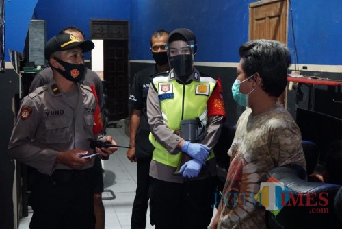 Razia gabungan dilaksanakan seiring diterapkannya Perwali New Normal di Kota Blitar