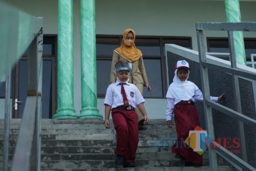 Sejumlah siswa baru SDN Kepanjen 2 Jombang terlihat didampingi guru saat berkeliling lingkungan sekolah. (Foto : Adi Rosul / JombangTIMES)