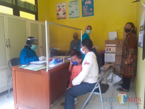 Suasana pelayanan pemeriksaan oleh petugas kesehatan terhadap pasien di Puskesmas Kedungkandang. (Arifina Cahyanti Firdausi/MalangTIMES).