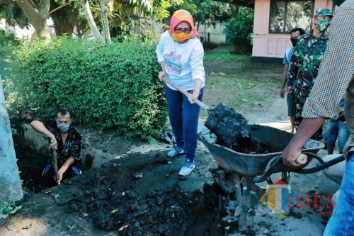 Wakil Bupati Lumajang ikut dalam gotong-royong membersihkan saluran air (Foto : Moch. R. Abdul Fatah / Jatim TIMES)