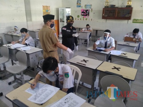 Wali Kota Malang, Sutiaji saat mengunjungi MPLS di SMAN 2 Malang. (Foto: Ima/MalangTIMES)