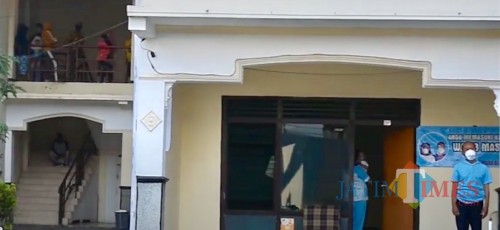 Beberapa pasien saat melakukan isolasi di shelter Hotel Mutiara Baru.