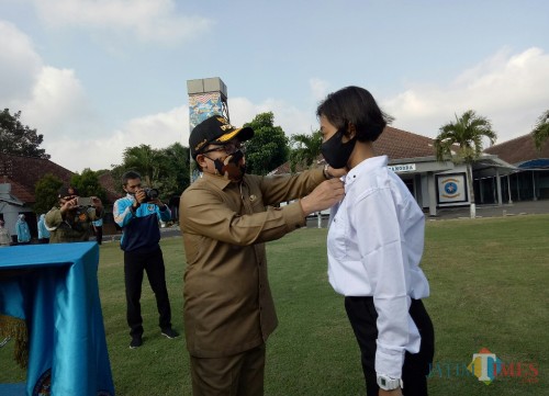 Wali Kota Malang, Sutiaji bersama siswa baru SMAN Taruna Nala Jatim. (Foto: Ima/MalangTIMES)
