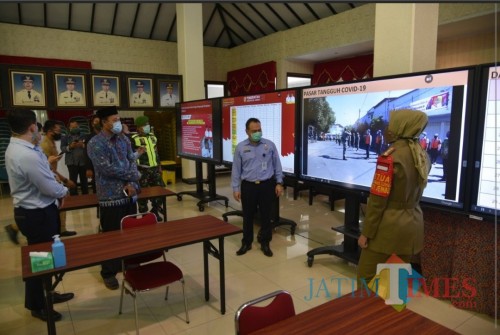 Bupati Faida memberi pemaparan peta persebaran covid-19 kepada Kepala Kantor Imigrasi Said Noviansyah