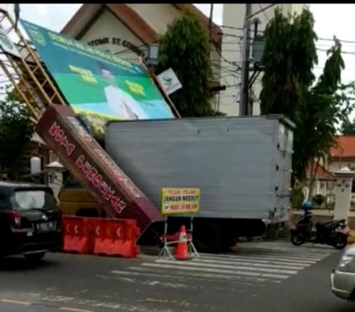 Gapura jl pahlawan Kota Madiun roboh diterjang truk