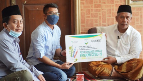 Pengasuh Ponpes Sabilurrusyad, KH Marzuki Mustamar (paling kanan) saat menerima simbolis bantuan dari Satgas Covid-19 PWNU Jatim dan mitra (istimewa)