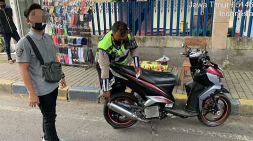 Petugas yang melakukan penindakan terhadap kendaraan yang memakai knalpot brong (Satlantas)