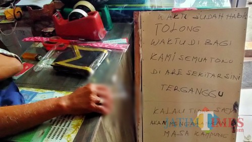 Tulisan yang dibuat pedagang sekitar Simpang ITN lantaran merasa terganggu dengan aksi unjuk rasa AMP (Anggara Sudiongko/MalangTIMES)