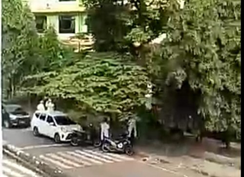 Adegan pengejaran pasien covid-19 oleh petugas Rumah Sakit Saiful Anwar seperti yang dalam video.
