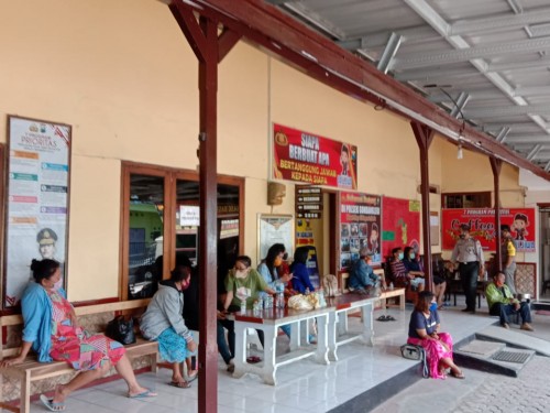 Para pelaku Pekerja Seks Komersial (PSK) dan pria hidung belang saat diamankan di Mapolsek Gondanglegi, Rabu (15/7/2020). (ist)